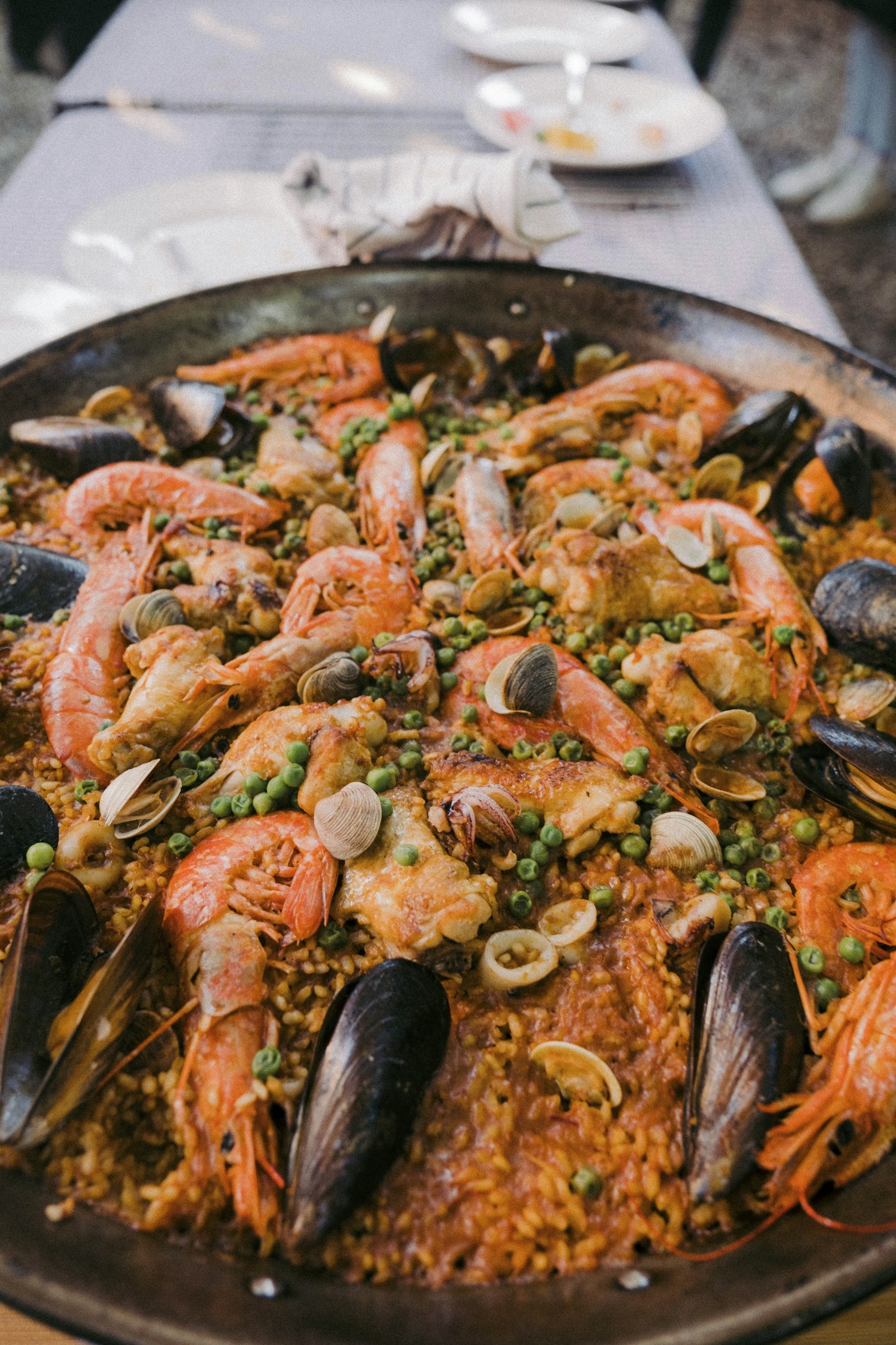 Paella mediterránea con marisco